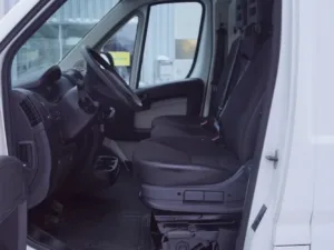 Pakettiauton ohjaamo MS-Vuokraus