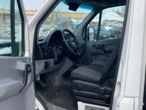 Pakettiauton ohjaamo MS-Vuokraus